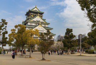A picture of the Osaka Castle as seen from the square below