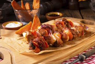 Süßkartoffeln fries mit würzigen paprika shashlik