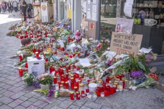Many candles and flowers in memory of the killed Lorenz A. in the Oldenburg pedestrian zone,