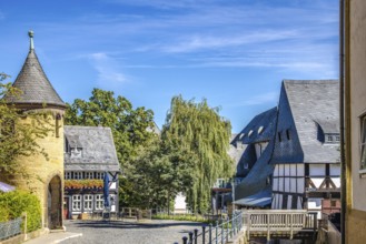 Schöner Blick auf eine Straße mit Turm der historischen Stadt Goslar in Deutschland