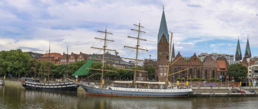 Panoramic photo of the promenade on the Weser with the sailing ship restaurants Dreimaster