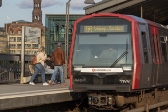Underground, Hamburger Verkehrsverbund HVV, local transport, train of the underground line U3 at