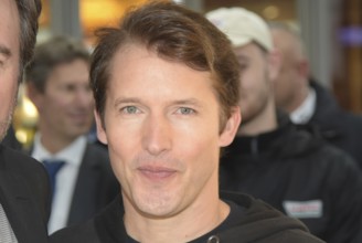 Frankfurt, Germany. 23th Oct, 2017. British Singer-Songwriter James Blunt (* 1974) takes a short