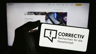 Stuttgart, Deutschland, 03-05-2024: Person hält Mobiltelefon mit Logo von Correctiv, Recherchen für