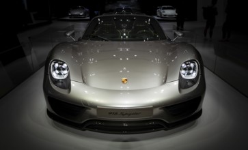 A picture of the front view of the Porsche 918 Spyder, captured in an auto shop in Berlin