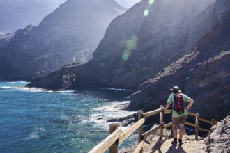 Hikers on the hiking trail from Playa de la Caleta to Punta San Lorenzo, cliffs near Hermigua, La