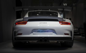 A picture of the rear view of the Porsche 911 GT3 RS, captured in an auto shop in Berlin