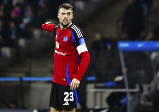 Jonas Meffert (Hamburger SV #23) gives instructions, gesticulates with his arms, gesticulates,