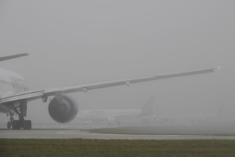 Rolling aeroplanes, traffic in the fog, Munich Airport, Upper Bavaria, Bavaria, Germany, Europe