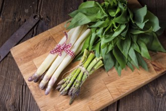 Bear's garlic with white and green asparagus