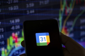 Google Calendar logo is displayed on smartphone.