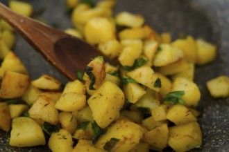 Roast potatoes with wild garlic (Allium ursinum), Quick meal, Roast pan, Potatoes, Wild vegetables,