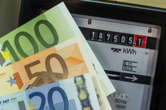 An electricity meter measures the electricity consumed. Symbol photo for electricity price and