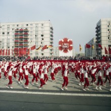 198005010101, East Berlin, 01.05.1980, Karl-Marx-Allee, sportswomen with scarves during a