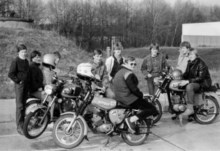 Young GDR citizens at the edge of the Stolpe-Nord motorway service area on the A24 Berlin-Hamburg