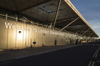 LONDYN, ENGLAND - SEPTEMBER 29, 2024: Writing on the wall of airport Welcome to London Stansted
