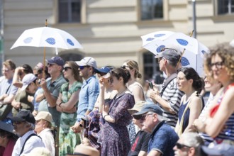 Visitors at the Staatsoper für alle, a free open-air concert with conductor Christian Thielemann