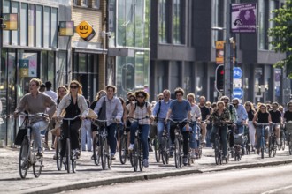 Central cycle path on the Lange Viestraat, lanes for pedestrians, cyclists and local traffic are