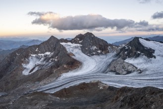 Sunset at the summit of the Becher, picturesque high mountain landscape, view of the Königshofspitz
