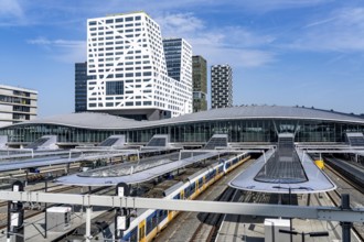 Utrecht Centraal railway station, tracks and concourse, trains of Nederlandse Spoorwegen N.V. state