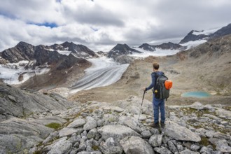Mountaineer in high mountain landscape, view of the glacier tongue of the Übeltalferner, Stubai