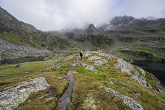 Mountaineers on a hiking trail between the mountain lakes Wangenitzsee and Kreuzsee, cloudy