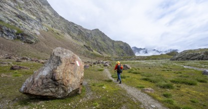 Mountaineers on a hiking trail, high mountain landscape at the Obere Senner Egete, Seven Lakes