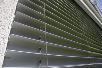 External blind on a large sliding window