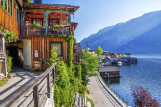 Houses on the steep bank above the lake with lakeside promenade, Hallstatt, Lake Hallstatt, UNESCO
