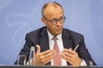 Federal Chancellor Merz (CDU, Federal Chancellor) during a press conference after the consultation