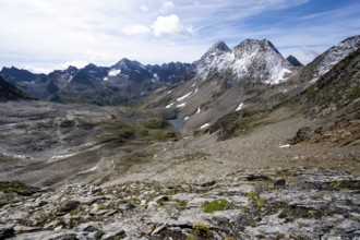 View at Kesselkeessattel, mountain landscape with summit Roter Knopf and Kleiner Hornkopf, Wiener