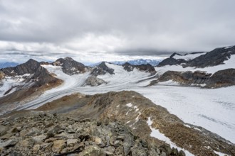 At the summit of the Becher, high mountain landscape, view of mountain peaks Königshofspitz and