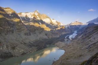 View from Franz Joseph Höhe into the mountains (Großglockner) with Pasterze on a sunny day at