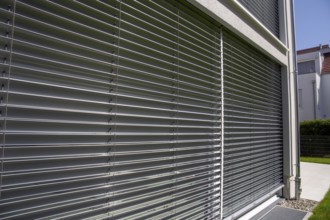 External blind on a large sliding window
