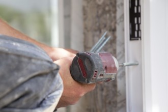 Window installation: Craftsmen install windows