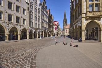 Historic buildings, facade, gable, arcades, retail, e-scooter, church, St. Lamberti,