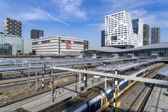 Utrecht Centraal railway station, tracks and concourse, trains of Nederlandse Spoorwegen N.V. state