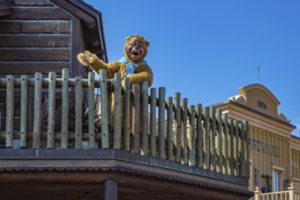 Character from the Country Bear Jamboree attraction welcome guests in the Frontierland area of