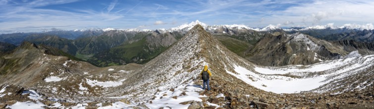 Mountain panorama, mountaineer climbing to the summit of Böses Weibl, view of mountain landscape