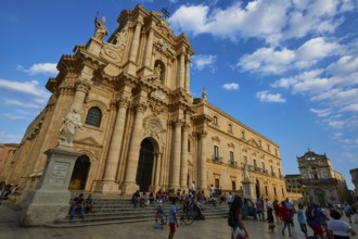 Cathedral of Syracuse, Large baroque cathedral seen from the side with details of the architecture