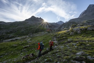 Mountaineers on a hiking trail, mountain hut Elberfelderhütte in front of a rocky mountain