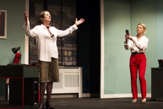Julia Grimpe - Claudia, Katrin Schwingel - Dorothee, murder colleagues, photo rehearsal on