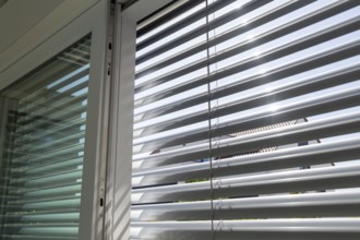 External blind on a large sliding window