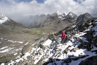 Mountaineers in a rocky mountain landscape, ascent to the Keeskopf from the Niedere Gradenscharte,