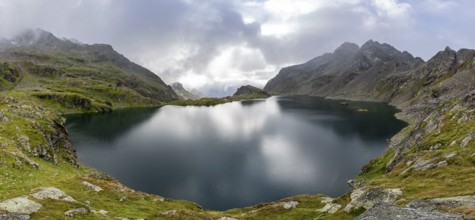 Mountain landscape with mountain lake Wangenitzsee, Wiener Höhenweg, Schober group, Hohe Tauern