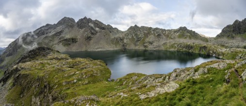 Mountain landscape with mountain lake Wangenitzsee, Wiener Höhenweg, Schober group, Hohe Tauern