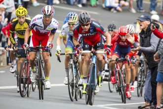 MELBOURNE, AUSTRALIA, FEBRUARY 1: Cadel Evans and the peloton struggle up a hill in the inaugral