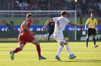 Football match, Patrick OSTERHAGE SC Freiburg right on the ball in a duel with captain Patrick