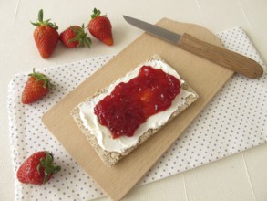 Crispbread with cream cheese and strawberry jam