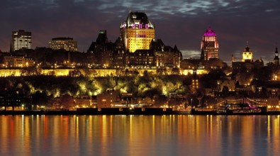 Night shot of Quebec